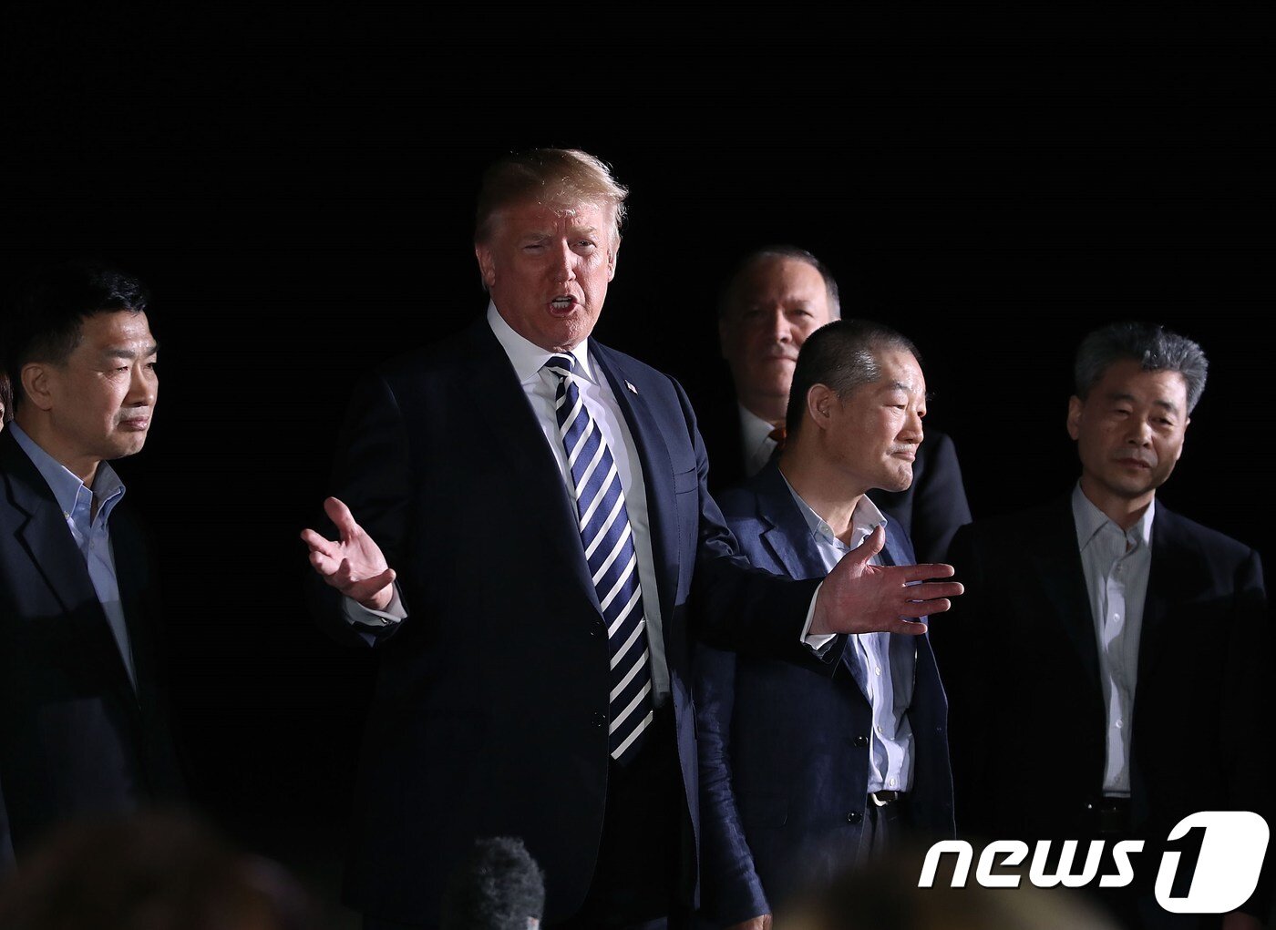 본문 이미지 - 도널드 트럼프 미국 대통령이 10일(현지시간) 워싱턴 인근 메릴랜드 주 앤드루스 공군기지에서 마이크 폼페이오 국무장관이 지켜보는 동안 북한에 억류됐다 석방된 한국계 미국인 김상덕, 김동철, 김학송 씨와 나란히 선 채 기자들에게 이야기를 하고 있다. 트럼프 대통령은 이날 새벽 부인 멜라니아 여사와 마이크 펜스 부통령 내외, 존 볼턴 NSC 보좌관, 세라 허커비 샌더스 대변인과 함께 공군기지로 직접 마중을 나가 석방된 미국인들을 맞이했다. ⓒ AFP=뉴스1 ⓒ News1 우동명 기자