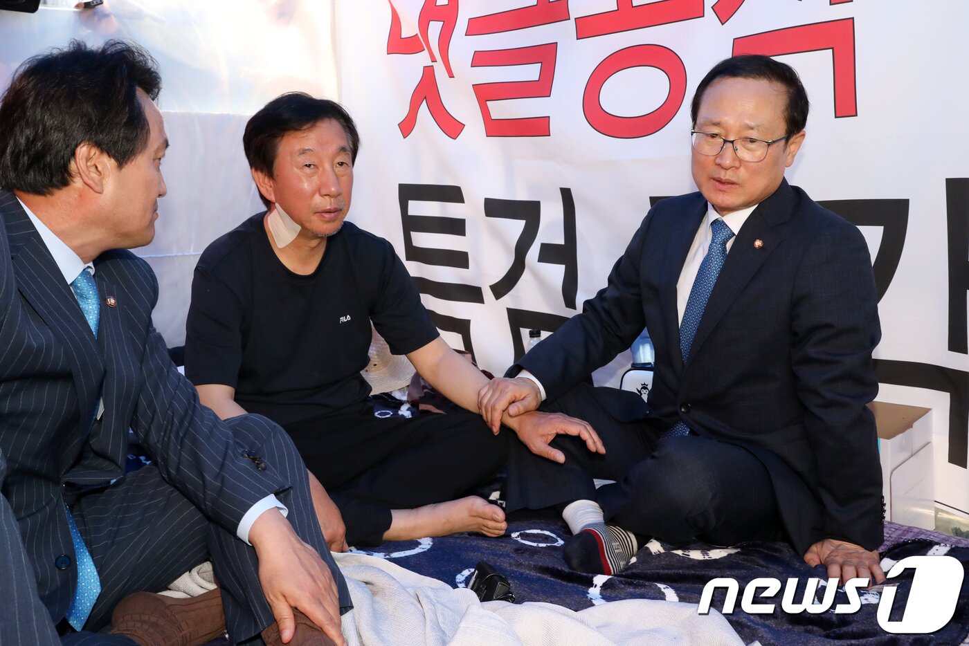 본문 이미지 - 홍영표 더불어민주당 신임 원내대표가 지난해 5월 11일 서울 여의도 국회 본청 앞에서 드루킹 댓글 조작 사건 특검을 요구하며 9일째 단식 농성을 이어가고 있는 김성태 당시 자유한국당 원내대표를 찾아 대화하고 있다. ⓒ News1 안은나 기자