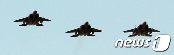 한미공군 연합훈련 '맥스선더' 첫날인 지난 11일 오전 F-15 전투기들이 공군 제1전투비행단 활주로에서 이륙해 한반도 상공을 날고 있다.'© News1 남성진 기자