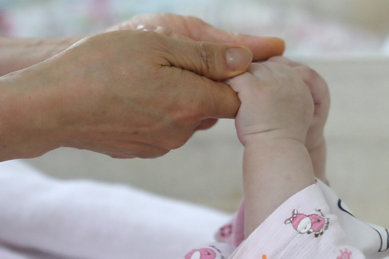 입양 기다리는 아이 3명 중 2명 시설에…"결연에만 평균 361일"