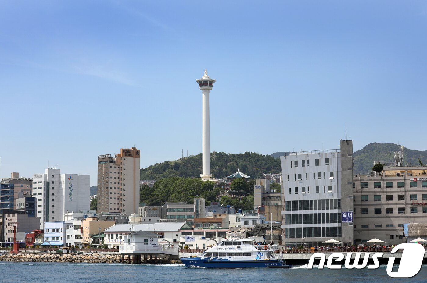 본문 이미지 - 부산 중구 용두산공원 내 부산타워가 파란하늘 아래 선명하게 보이고 있다. ⓒ News1 여주연 기자