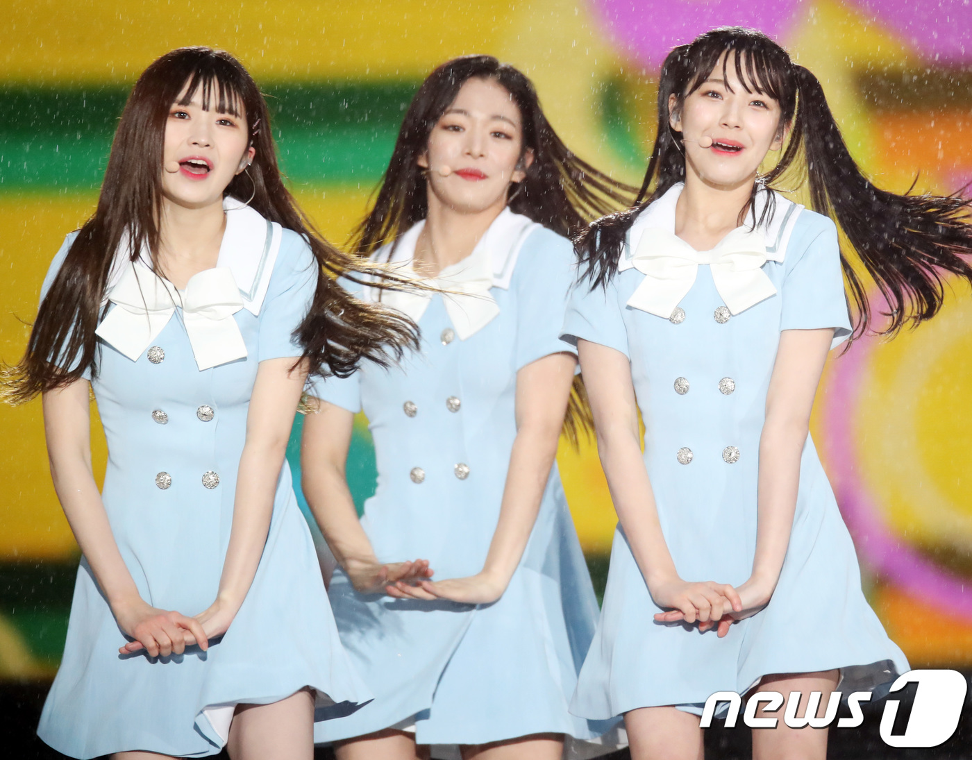 (서울=뉴스1) 권현진 기자 = 프로미스나인 송하영(왼쪽부터), 이채영, 백지헌이 12일 오후 서울 월드컵경기장에서 열린 ‘2018 드림콘서트’에 참석해 화려한 공연을 선보이고 있 …