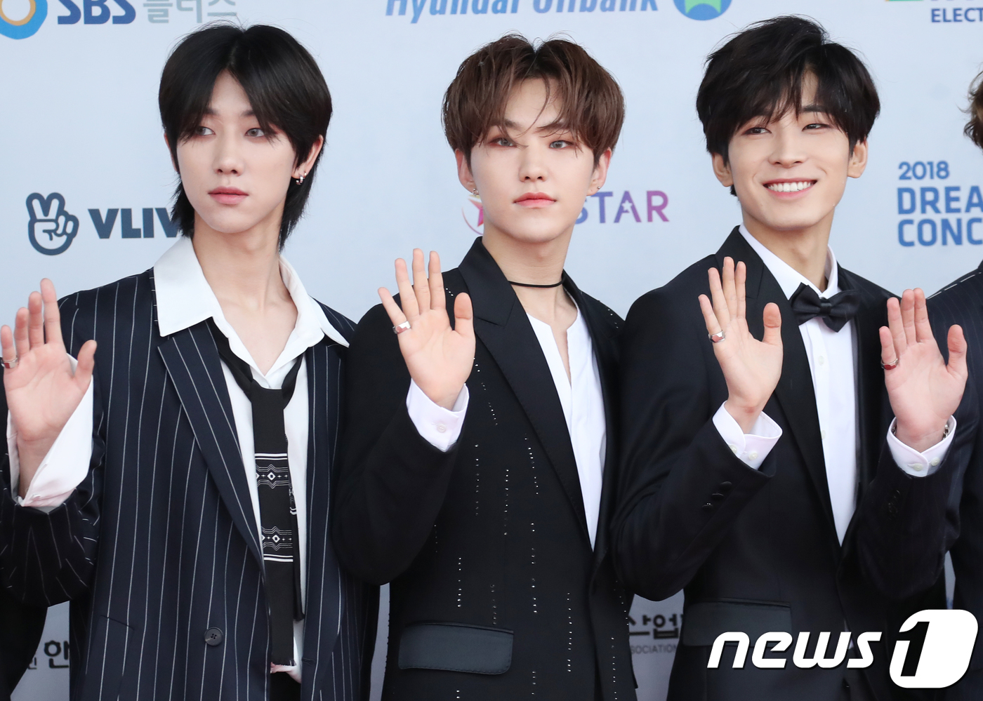 (서울=뉴스1) 권현진 기자 = 세븐틴 디에잇(왼쪽부터), 호시, 원우가 12일 오후 서울 월드컵경기장에서 열린 ‘2018 드림콘서트’에 참석해 포즈를 취하고 있다. 2018.5. …