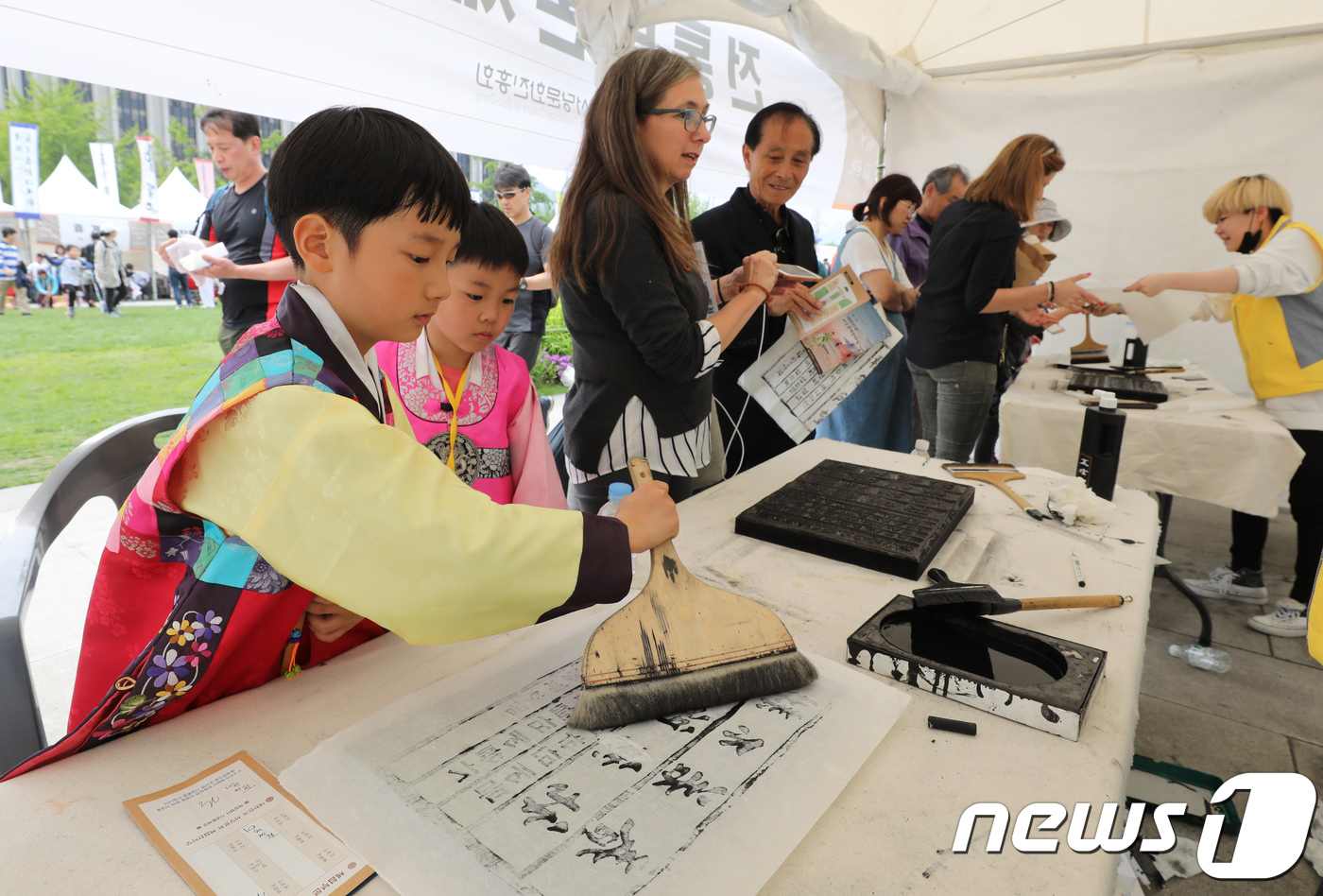 (서울=뉴스1) 박지혜 기자 = 13일 오후 서울 광화문광장에서 열린 제17회 대한민국 서당문화한마당에서 어린이가 탁본체험을 하고 있다.한국전통서당문화진흥회가 주최하는 서당문화한마 …
