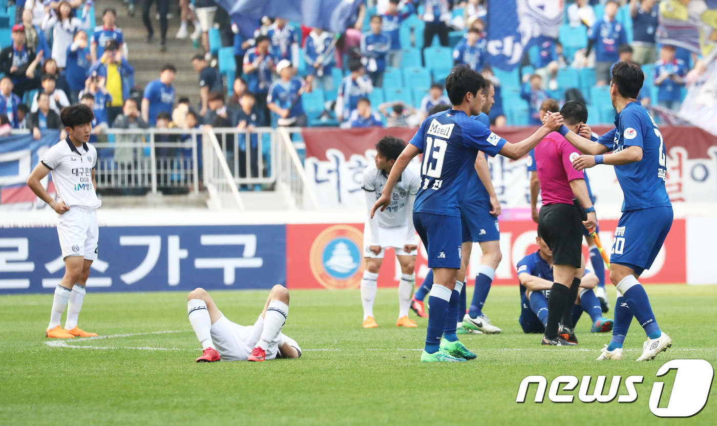 (수원=뉴스1) 오장환 기자 = 13일 오후 경기도 수원시 팔달구 수원월드컵경기장에서 열린 2018 프로축구 KEB하나은행 K리그1(클래식) 수원 삼성 블루윙즈와 대구 FC의 경기 …