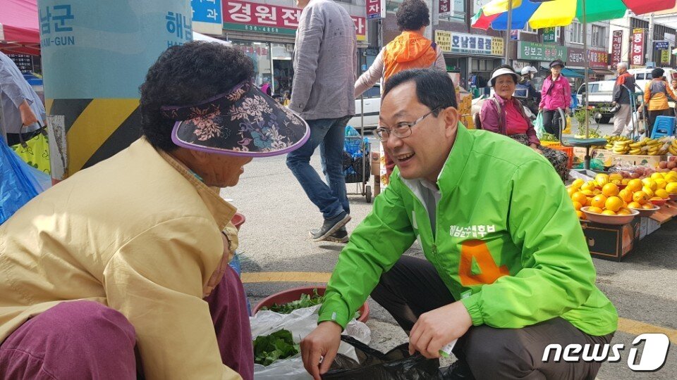 본문 이미지 - 민주평화당 명현관 해남군수 예비후보가 해남읍 장터에서 선거운동을 펼치고 있다.(명현관 선거사무소 제공) ⓒ News1 