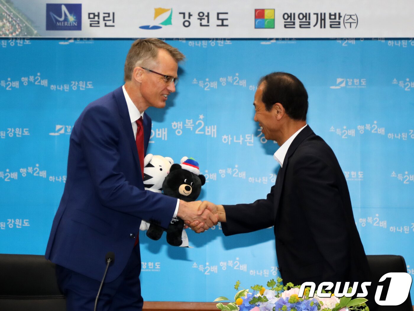 본문 이미지 - 14일 강원도청 본관회의실에서 레고랜드 코리아 상생협력 합의서 체결식이 열린 가운데 최문순 강원도지사(오른쪽)가 올림픽 마스코트인 수호랑·반다비 인형을 멀린 존 야콥슨 총괄사장에게 전달한 후 악수를 하고 있다. 2018.5.14/뉴스1 ⓒ News1 하중천 기자