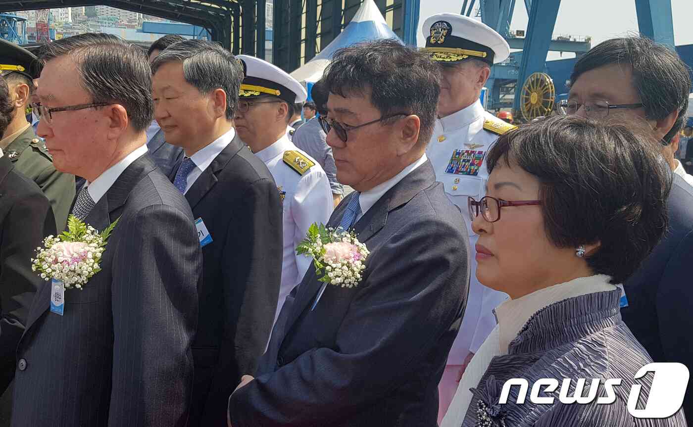 14일 오후 부산 한진중공업 영도조선소에서 열린 해군의 대형수송함 마라도함 진수식에 참석한 조남호 한진중공업홀딩스 회장(왼쪽 앞줄 두번째)이 해군관 계자로부터 설명을 듣고 있다.© News1