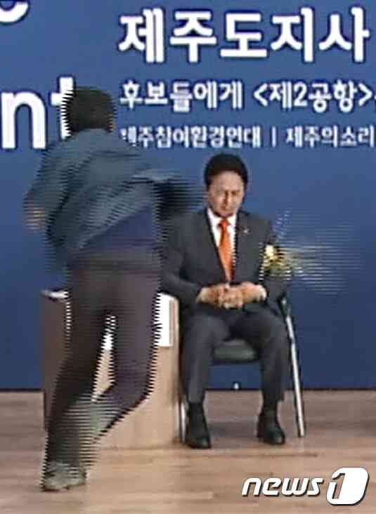 14일 제주시 벤처마루에서 열린 '2018 지방선거 제주도지사 후보 원포인트 토론회'에서 제2공항 반대 주민 김모씨가 원희룡 예비후보에게 계란을 던지고 있다. 김씨는 이후 원 후보의 얼굴을 폭행한 뒤 흉기로 자해했다.. (원희룡 캠프 제공)2018.5.14/뉴스1 © News1 