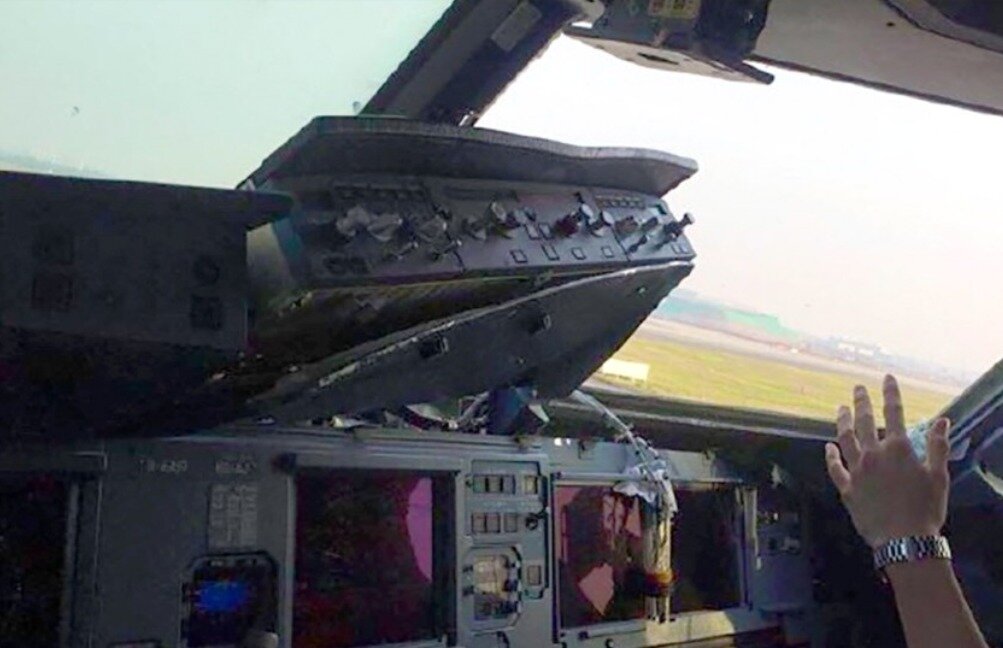 본문 이미지 - 사고 비행기의 조종석. 계기판 등이 깨져 있다. - Thepaper.cn 갈무리