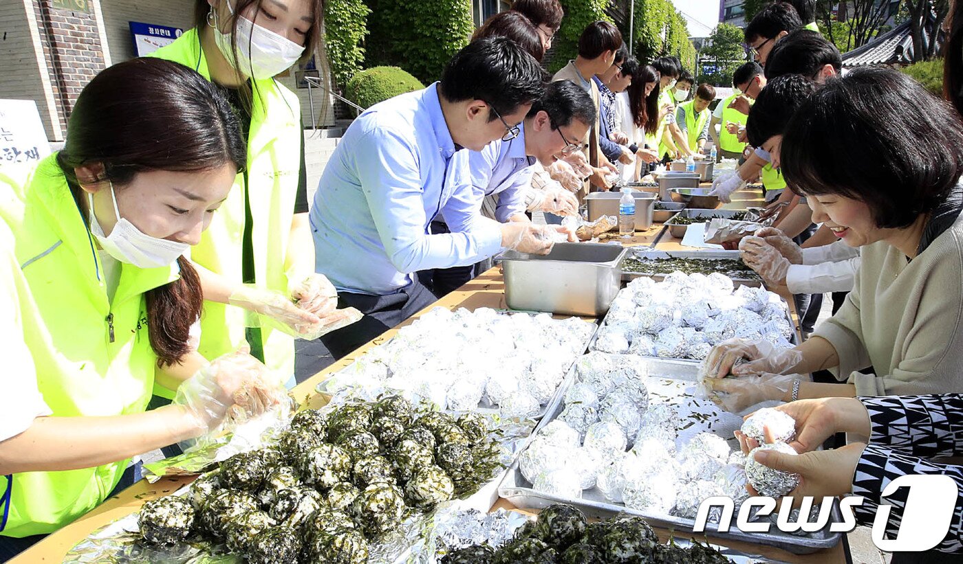 본문 이미지 - 5·18 민주화운동 기념일을  앞두고 518인분 주먹밥 만들기 행사가 열리고 있다. /뉴스1DB
