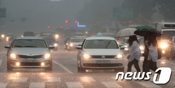 전국 대부분 지역에 비가 내리는 16일 오후 서울 세종대로 광화문네거리 인근에서 우산을 쓴 시민들이 발걸음을 재촉하고 있다. 기상청은 이날 기압골의 영향으로 중부지방을 중심으로 비가 내린다고 예보했다. 특히 밤부터 새벽 사이에는 중부지방을 중심으로 돌풍과 함께 천둥과 번개를 동반한 시간당 20~30㎜의 강한 비가 내리는 곳도 있겠다. 2018.5.16/뉴스1 © News1 이재명 기자