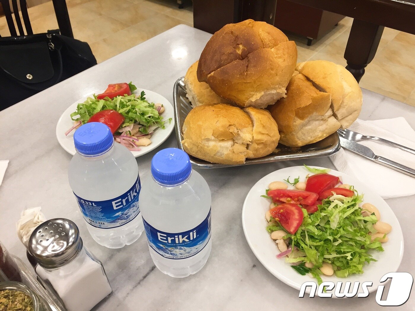 본문 이미지 - 초반 살라타와 빵ⓒ News1