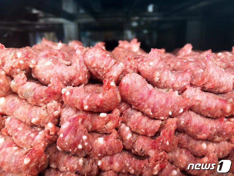 본문 이미지 - 우리나라 떡갈비처럼 소고기와 양파를 갈아 만들어지는 쾨프테ⓒ News1 