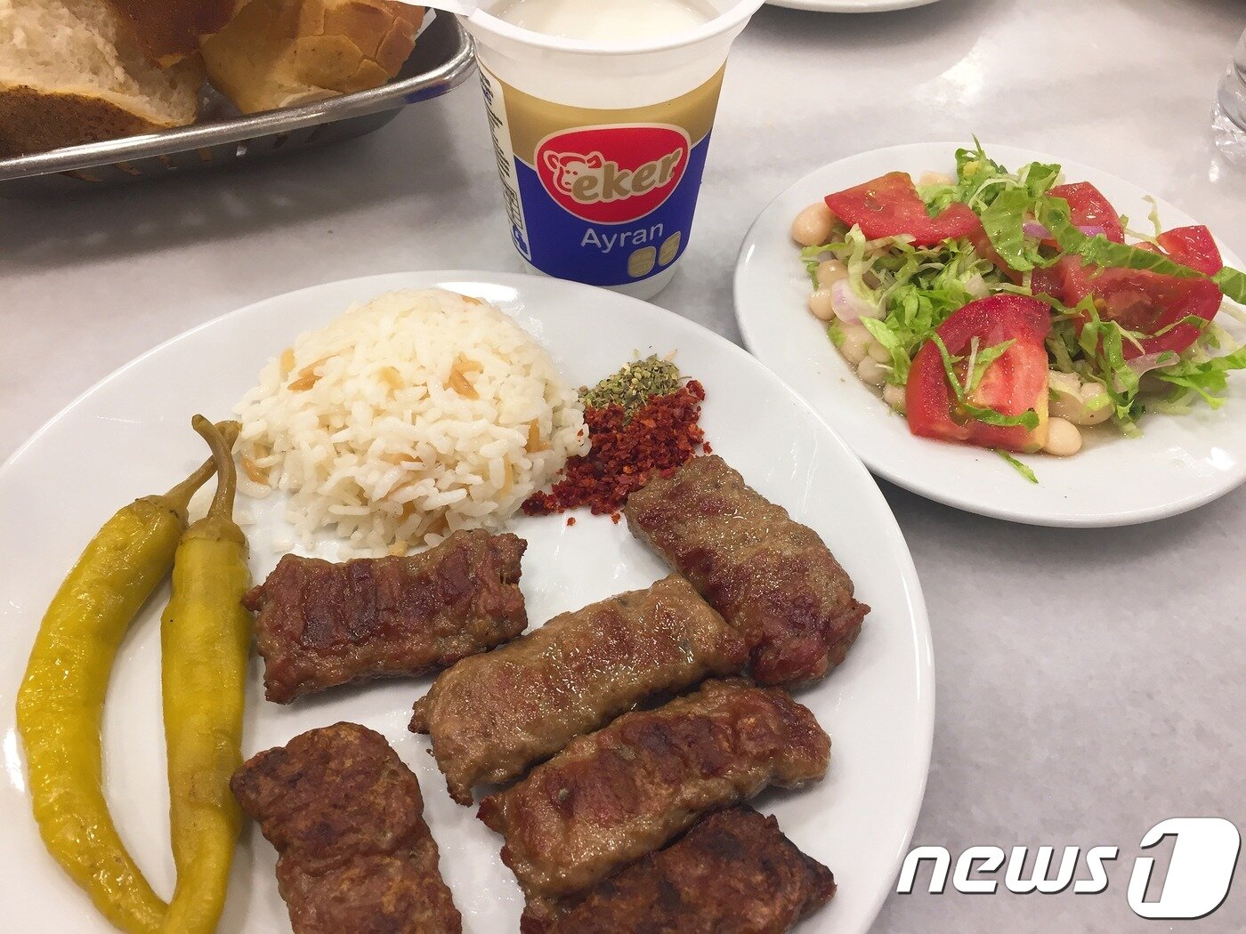 본문 이미지 - 쾨프테와 터키식 장아찌인 '두슈'ⓒ News1 