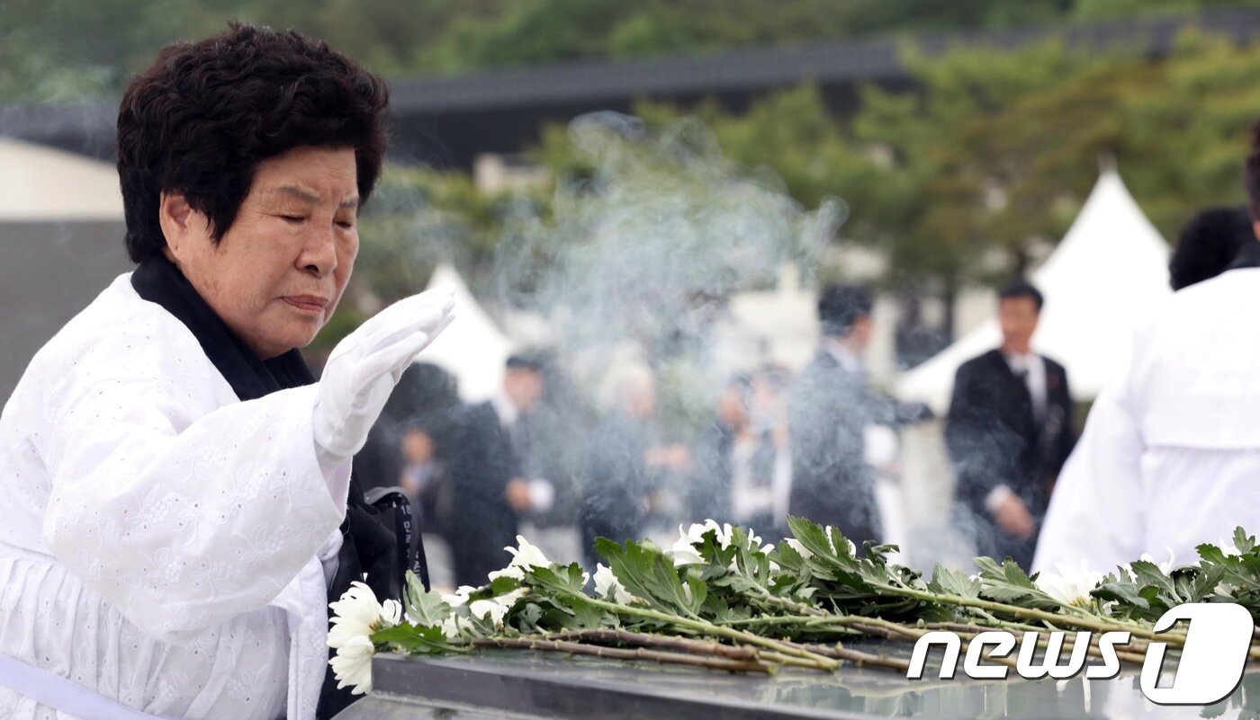 본문 이미지 - 17일 오전 광주 북구 국립5·18민주묘지에서 열린 추모제에서 유족인 오월어머니들이 헌화를 하고 있다. 2018.5.17/뉴스1 ⓒ News1 남성진 기자