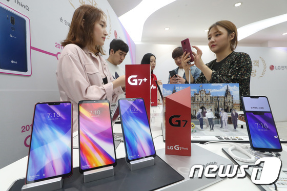 지난해 5월17일 오전 서울 강남구 테헤란로 LG유플러스 강남직영점에 마련된 LG전자의 스마트폰 ‘G7 씽큐’ 체험존에서 직원들이 기능을 체험하고 있다./뉴스1 © News1 이광호 기자