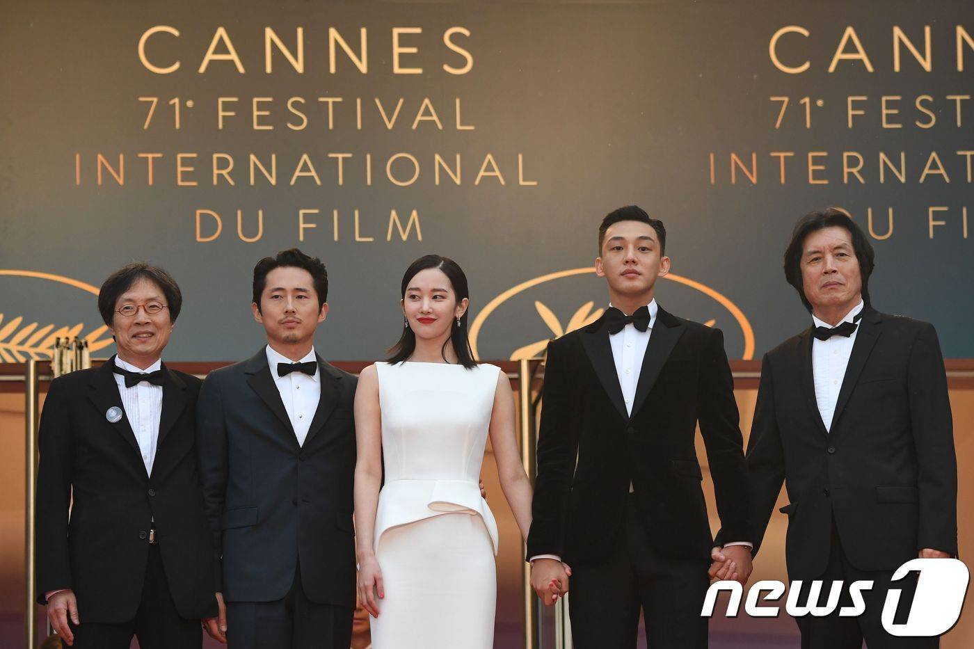 본문 이미지 - 이창동 감독과 배우 유아인, 스티븐 연, 전종서, 제작자 이준동이 16일(현지시간) 칸 뤼미에르 대극장에서 열린 칸 영화제에서 영화 ‘버닝’의 공식 상영을 앞두고 포즈를 취하고 있다. ⓒ AFP=뉴스1 ⓒ News1 우동명 기자