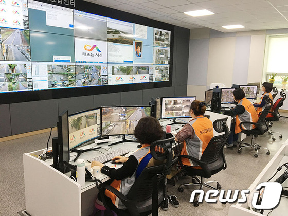 서산시 도시안전통합센터에서 관제요원들이 CCTV를 지켜보고 있는 모습 © News1