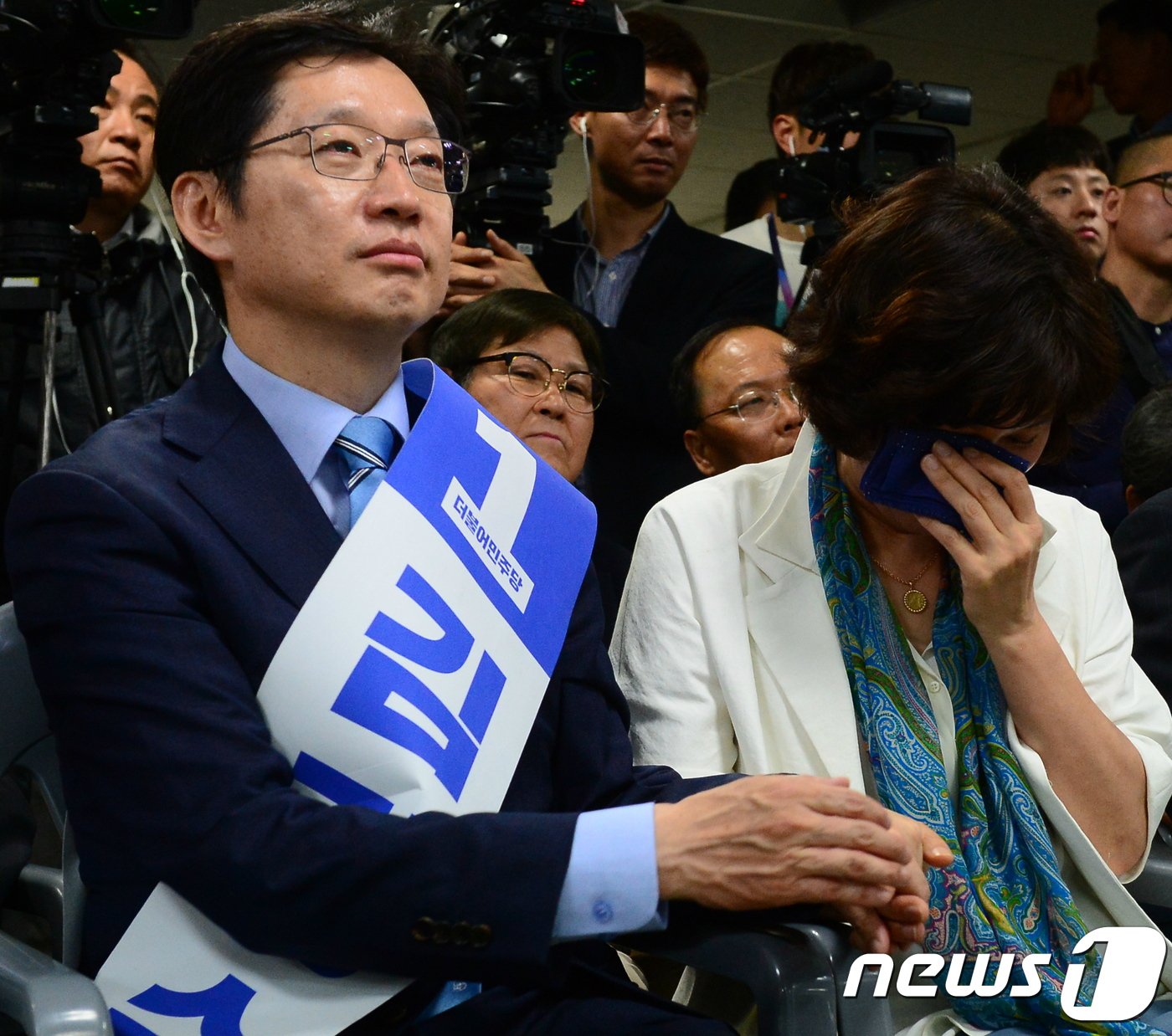 (부산·경남=뉴스1) 강대한 기자 = 김경수 더불어민주당 경남도지사 예비후보가 17일 오후 경남 창원시 의창구 STX빌딩에서 열린 선거사무소 개소식에 참석해 눈물을 훔치는 부인 김 …