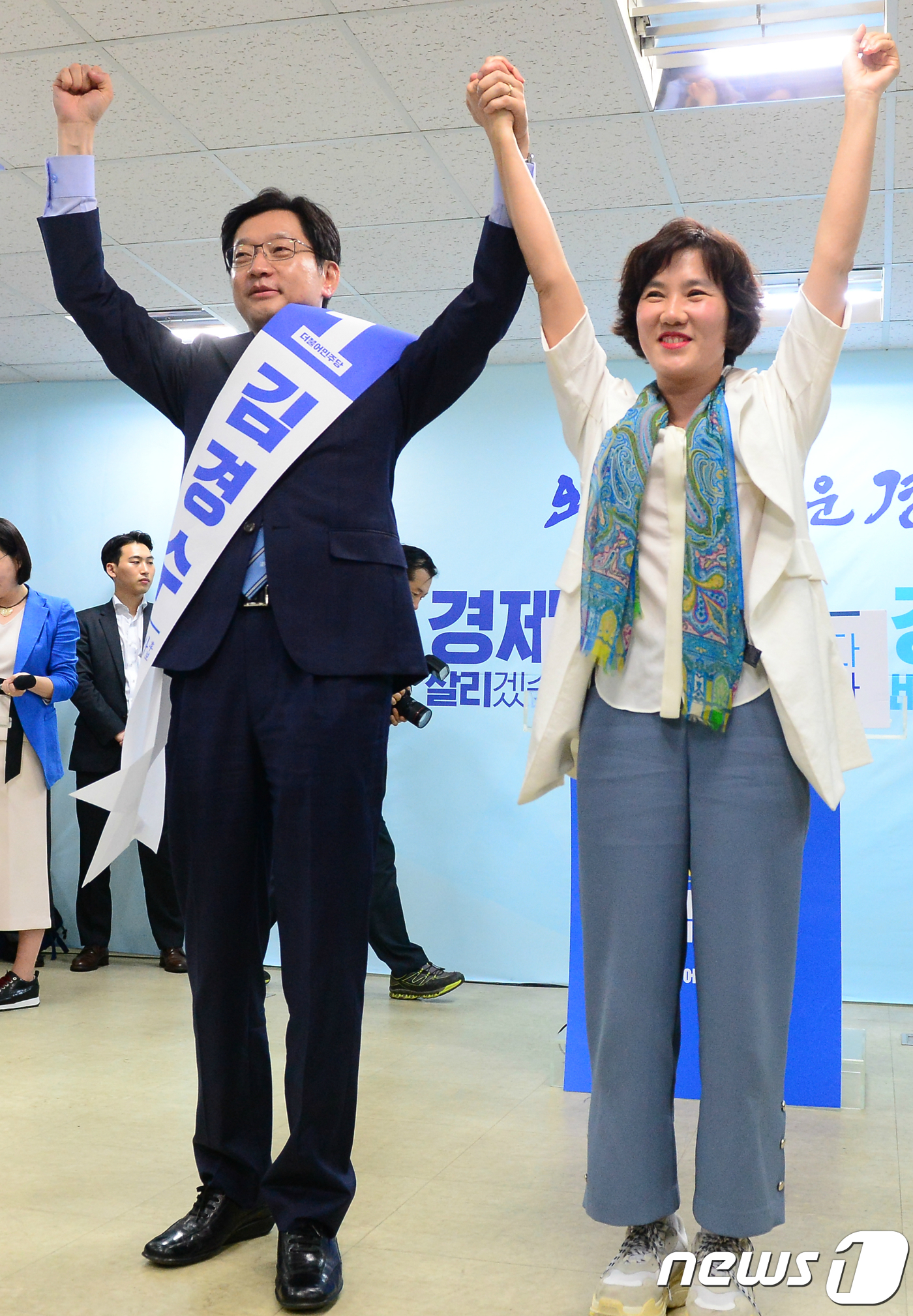 (부산·경남=뉴스1) 강대한 기자 = 김경수 더불어민주당 경남도지사 예비후보가 17일 오후 경남 창원시 의창구 STX빌딩에서 열린 선거사무소 개소식에서 부인 김정순씨의 손을 잡고 …