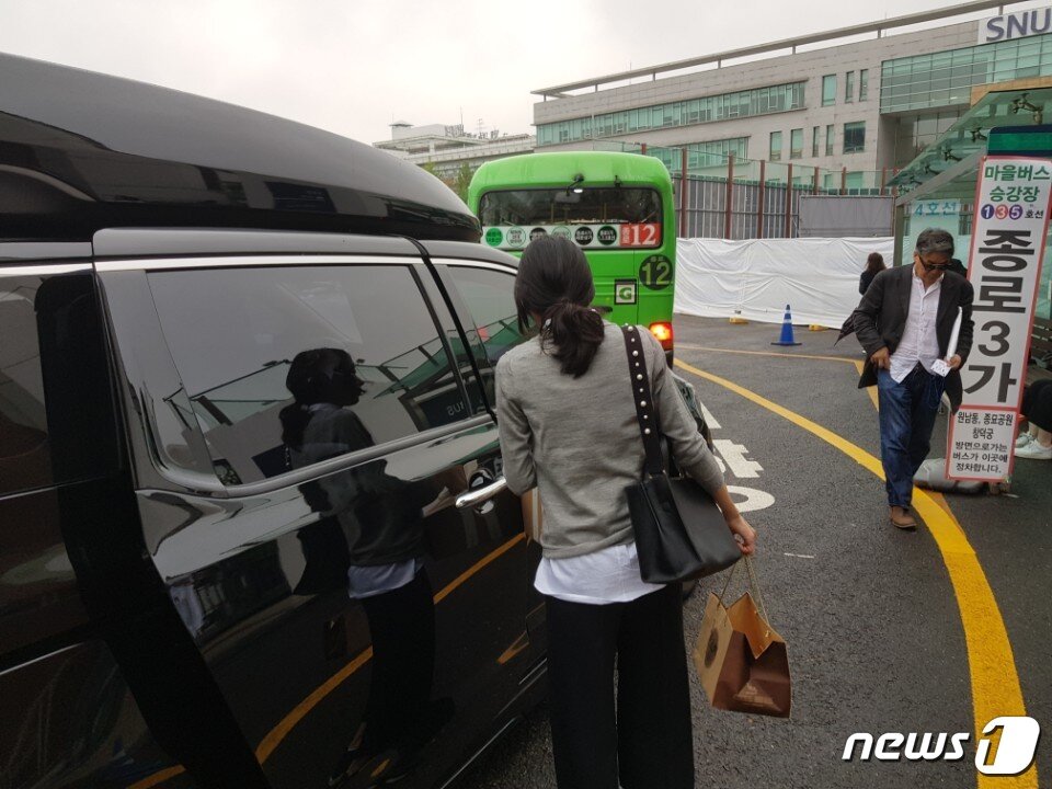 본문 이미지 - 구본무 LG 회장의 며느리이자 구광모 LG전자 상무의 아내인 정효정씨가 17일 구 회장 병문안을 마치고 준비된 차량에 탑승해 서울대학교병원을 빠져나가고 있다. 2018.5.18/뉴스1 ⓒ News1