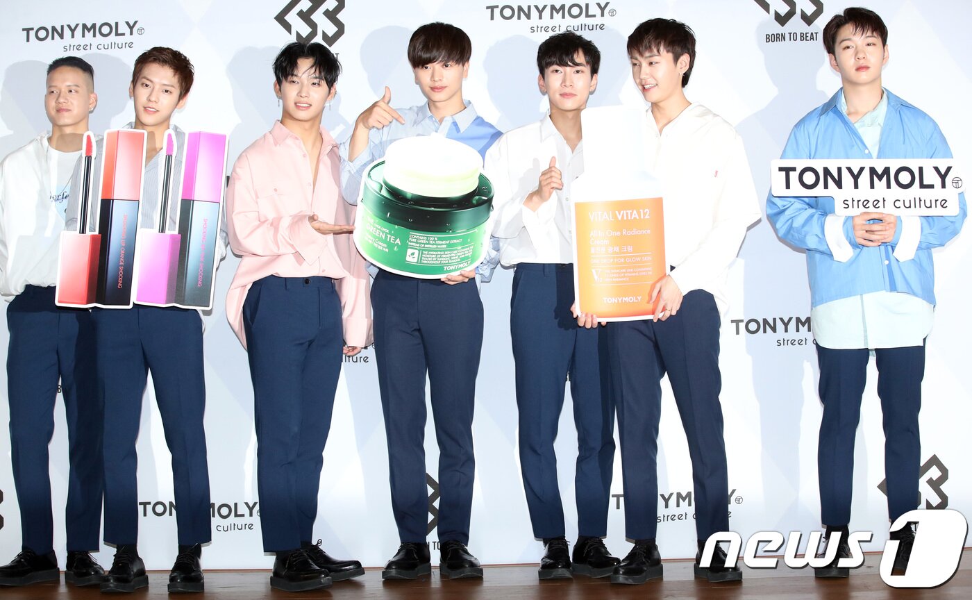 본문 이미지 - 비투비(BTOB)가 서울 롯데몰 김포공항점에서 열린 스트리트 컬처 브랜드 토니모리 ‘더 촉촉 그린티 수분크림’ 사인회에 참석해 포즈를 취하고 있다. 왼쪽부터 프니엘, 이민혁, 임현식, 육성재, 서은광, 이민혁, 이창섭. 2018.5.17./뉴스1 ⓒ News1 권현진 기자
