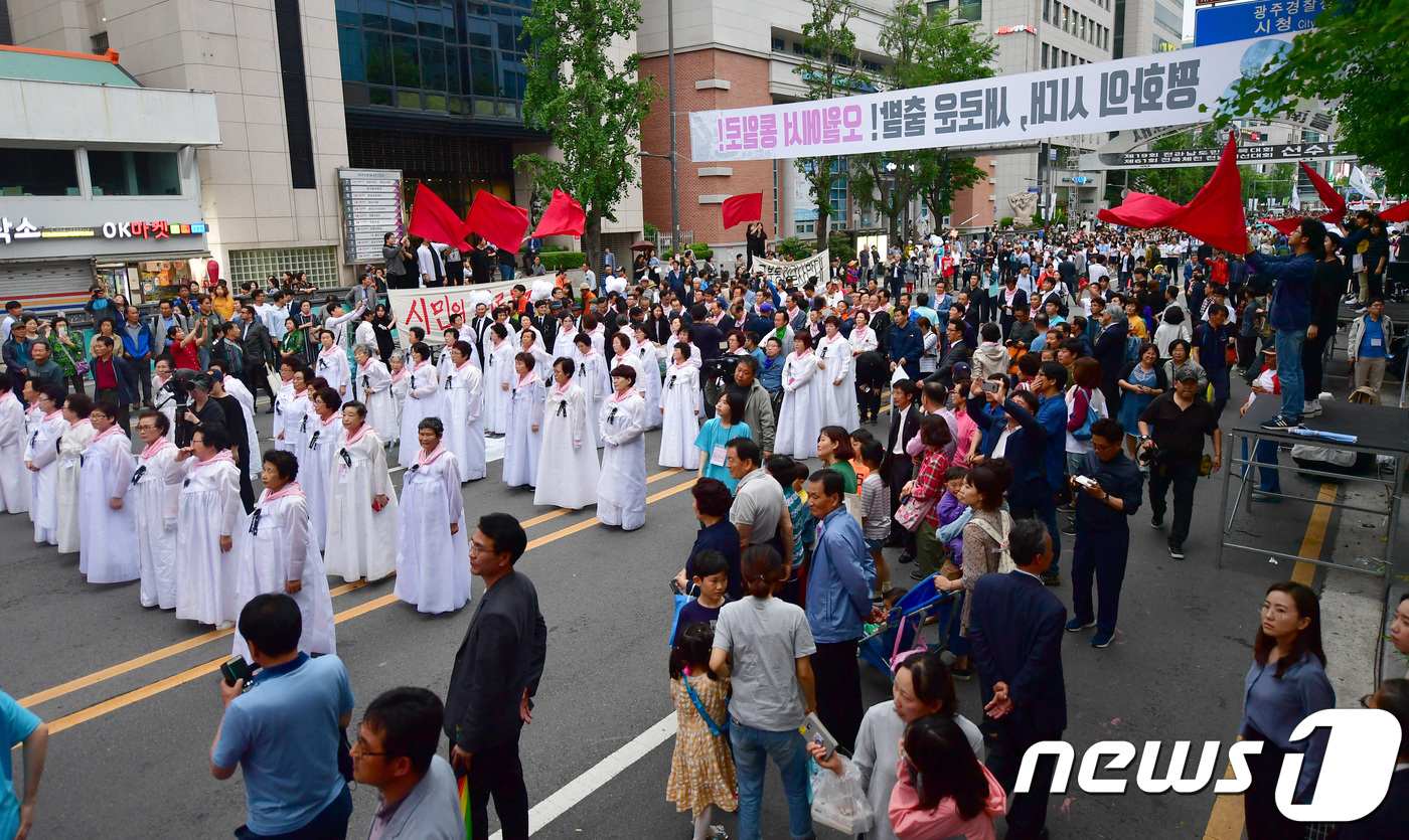 (광주=뉴스1) 남성진 기자 = 5.18 광주민주화운동 38주년 기념식을 하루 앞둔 17일 오후 광주광역시 동구 금남로 일대에서 열린 5.18 민주항쟁 전야제에서 '5월 어머니' …