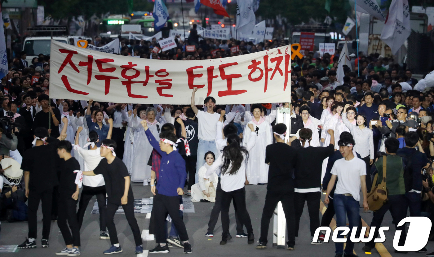 (광주=뉴스1) 남성진 기자 = 5.18 광주민주화운동 38주년 기념식을 하루 앞둔 17일 오후 광주광역시 동구 금남로 일대에서 열린 5.18 민주항쟁 전야제에서 시민군으로 분장한 …