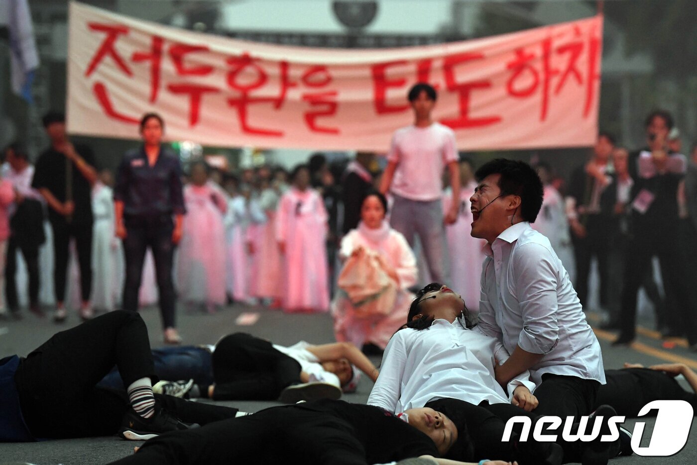 본문 이미지 - 5.18 광주민주화운동 38주년 기념식을 하루 앞둔 17일 오후 광주광역시 동구 금남로 일대에서 열린 5.18 민주항쟁 전야제에서 시민군으로 분장한 배우들이 1980년 당시 시위 모습을 재현하고 있다. 2018.5.17/뉴스1 ⓒ News1 남성진 기자