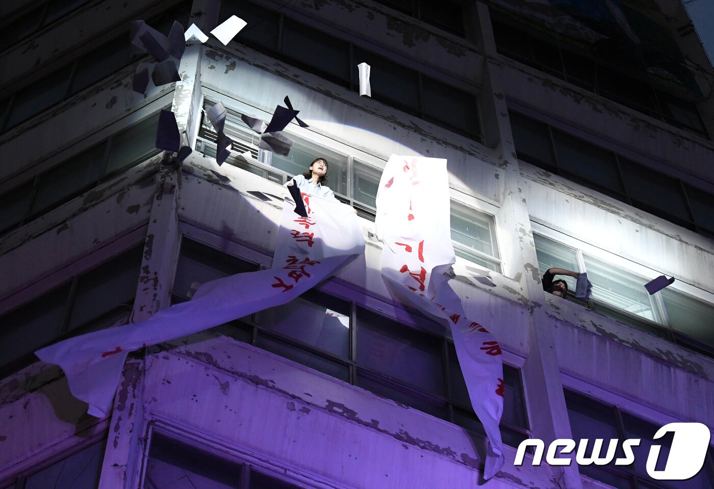 본문 이미지 - 5.18 광주민주화운동 38주년 기념식을 하루 앞둔 17일 오후 광주광역시 동구 금남로 일대에서 열린 5.18 민주항쟁 전야제에서 시민군으로 분장한 배우들이 1980년 당시 시위 모습을 재현하고 있다. 2018.5.17/뉴스1 ⓒ News1 남성진 기자