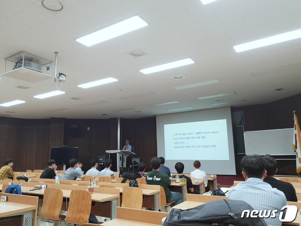 본문 이미지 - 119 구급 대원들이 지난 17일 서울 종로구의 서울대 의대에서 해부학 실습을 진행하기 앞서 관련 교육을 받고 있다. ⓒ News1 이재상 기자