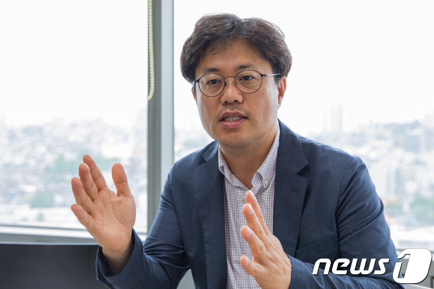 본문 이미지 - 정진근 강원대 교수가 18일 서울 용산구 후암동 한국저작권위원회 서울사무소에서 기자를 만나 인터뷰를 하고 있다. 2018.5.18/뉴스1 ⓒ News1