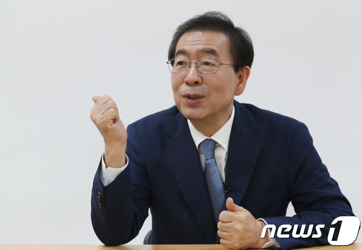 본문 이미지 - 박원순 더불어민주당 서울시장 예비후보가 19일 서울 종로구 선거캠프에서 뉴스1과 인터뷰를 하고 있다. 2018.5.19/뉴스1 ⓒ News1 송원영 기자