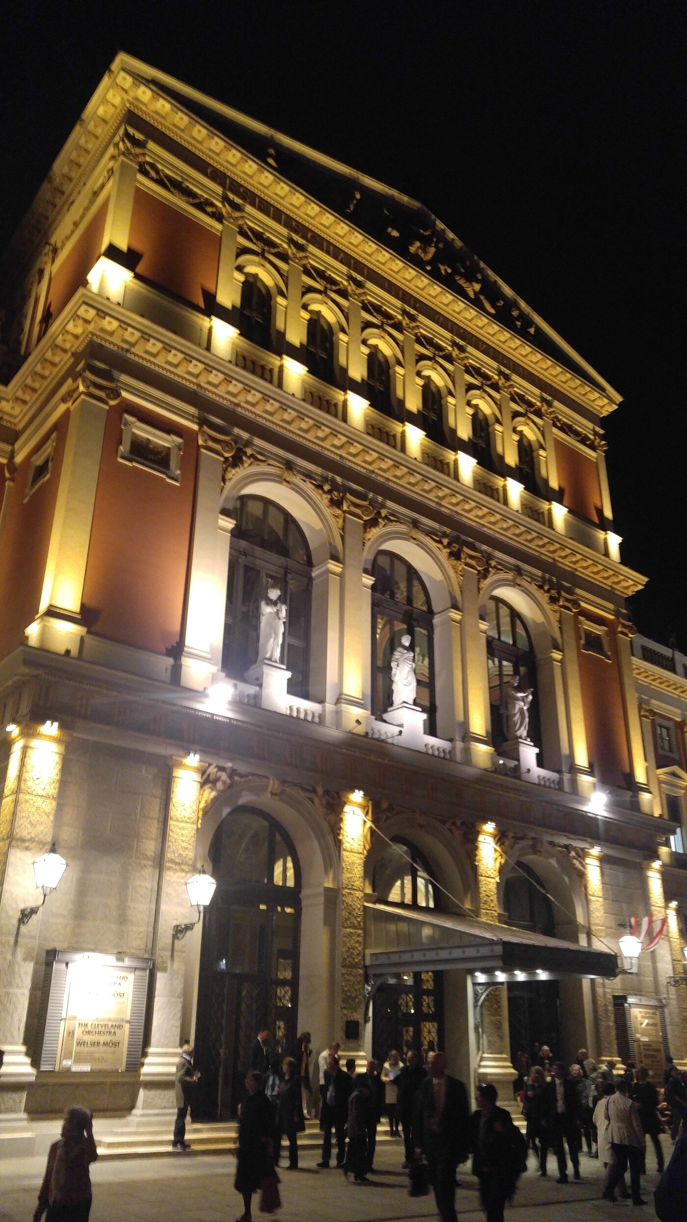 본문 이미지 - 공연이 끝나고 밤에 본 무지크페라인