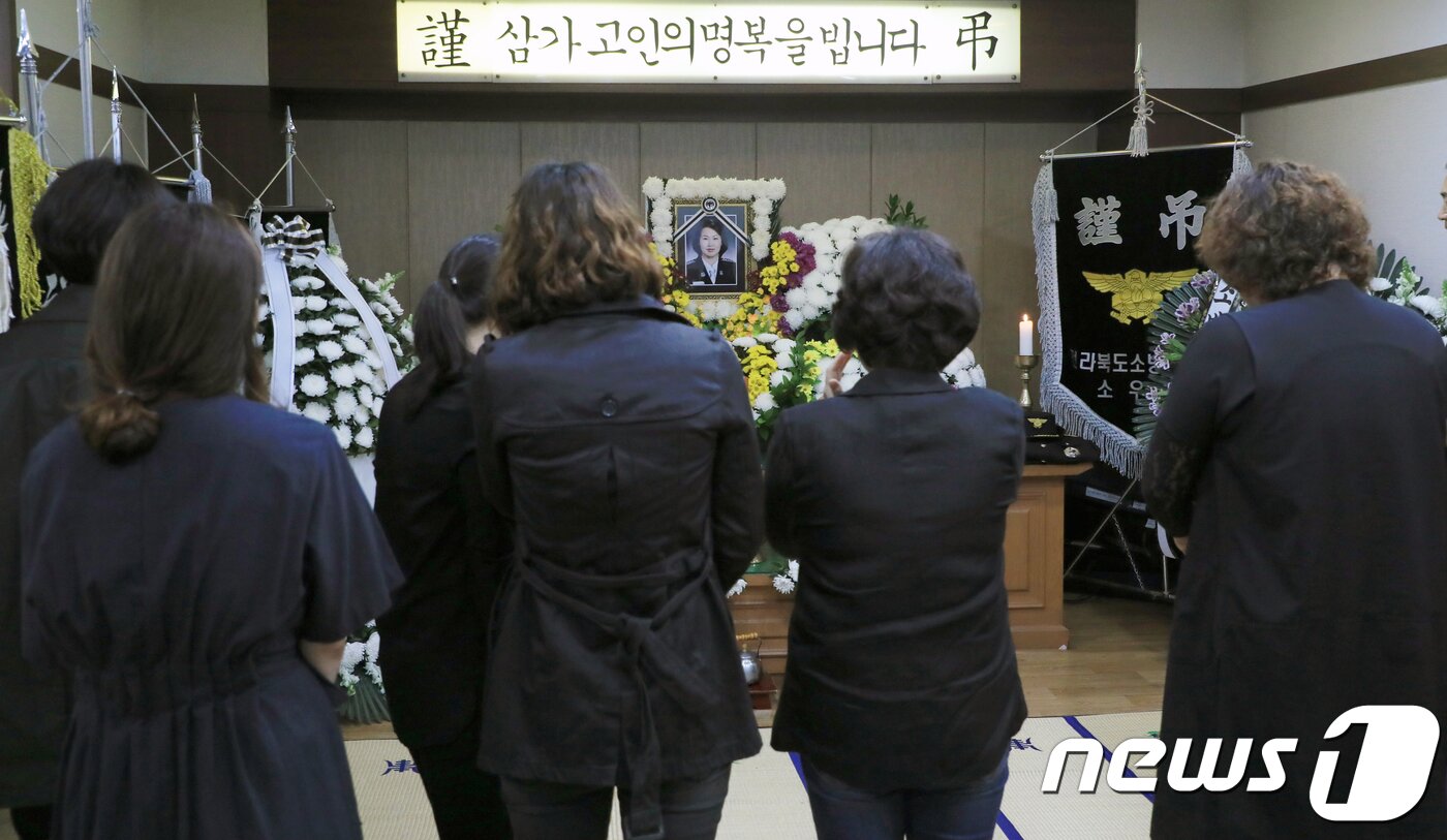 본문 이미지 - 2일 전북 전주시 대송장례식장에 마련된 故 강연희 소방위의 빈소에서 지인들이 조문을 하고 있다. 故 강 소방위는 구조하던 취객에 폭행당한 후 극심한 스트레스를 호소하다 뇌출혈로 쓰러져 숨졌다.2018.5.2/뉴스1 ⓒ News1 문요한 기자
