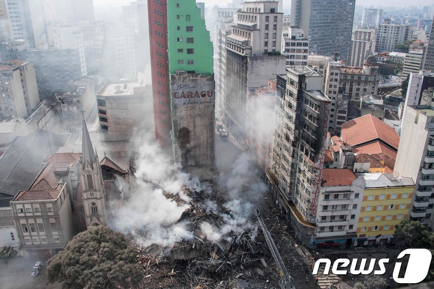 (상파울루 AFP=뉴스1) 우동명 기자 = 1일(현지시간) 브라질 상파울루의 버려진 24층짜리 고층 건물이 대형 화재로 흔적도 없이 무너져내린 모습이 보인다. 이날 화재가 발생한 …