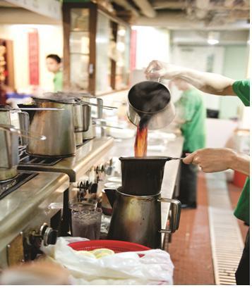 본문 이미지 - 실크 스타킹에 찻 잎을 우려내 만드는 밀크티는 란퐁유엔의 명물이다. 홍콩관광청 제공