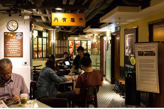 본문 이미지 - 몽콕 지점 스타벅스. 홍콩관광청 제공