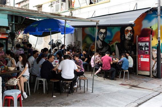 본문 이미지 - 전통과 현대가 공존하는 포장마차인 싱흥유엔. 홍콩관광청 제공