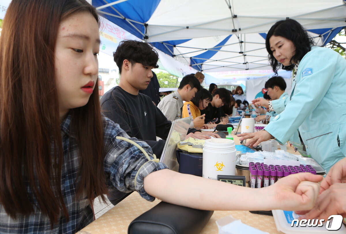 본문 이미지 - 충청대학교가 지난 1일부터 진행한 조혈모세포 기증 희망등록 캠페인.(충청대학교 제공)2018.5.2/뉴스1ⓒ News1 