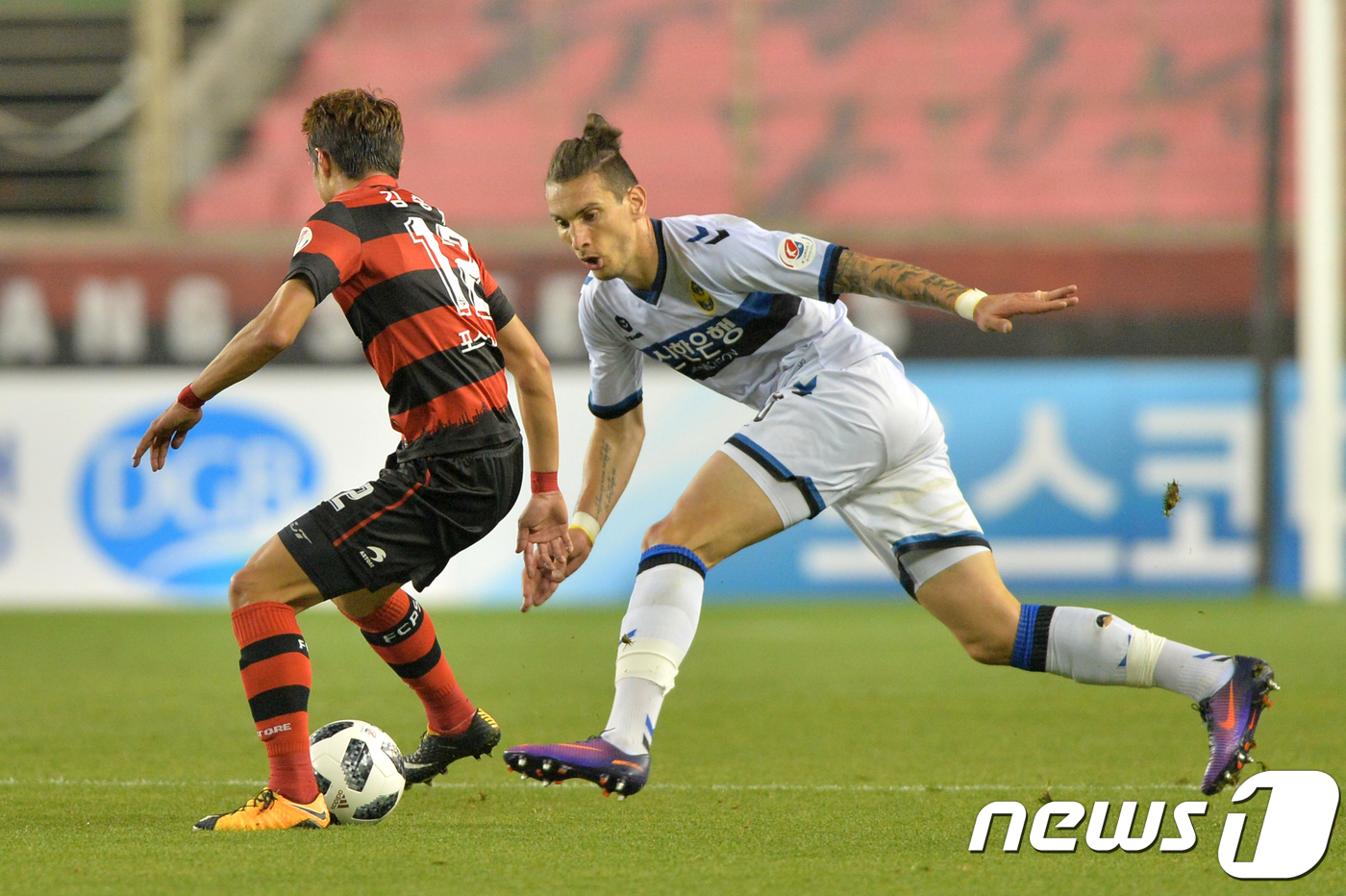 (포항=뉴스1) 최창호 기자 = 2일 오후 포항스틸야드에서 열린 KEB하나은행 K리그 2018프로축구 포항스틸러스와 인천 유나이티드FC의 경기 전반 인천 부노자가 김승대의 공격을 …