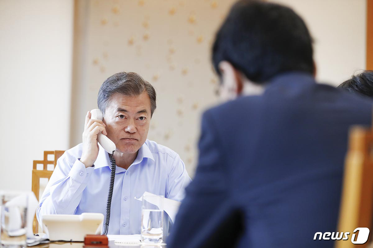 (서울=뉴스1) = 문재인 대통령이 20일 오전 청와대에서 도널드 트럼프 미국 대통령과 전화 통화를 하고 있다. 이날 양국 대통령은 오전 11시30분부터 50분까지 20분간 전화통 …