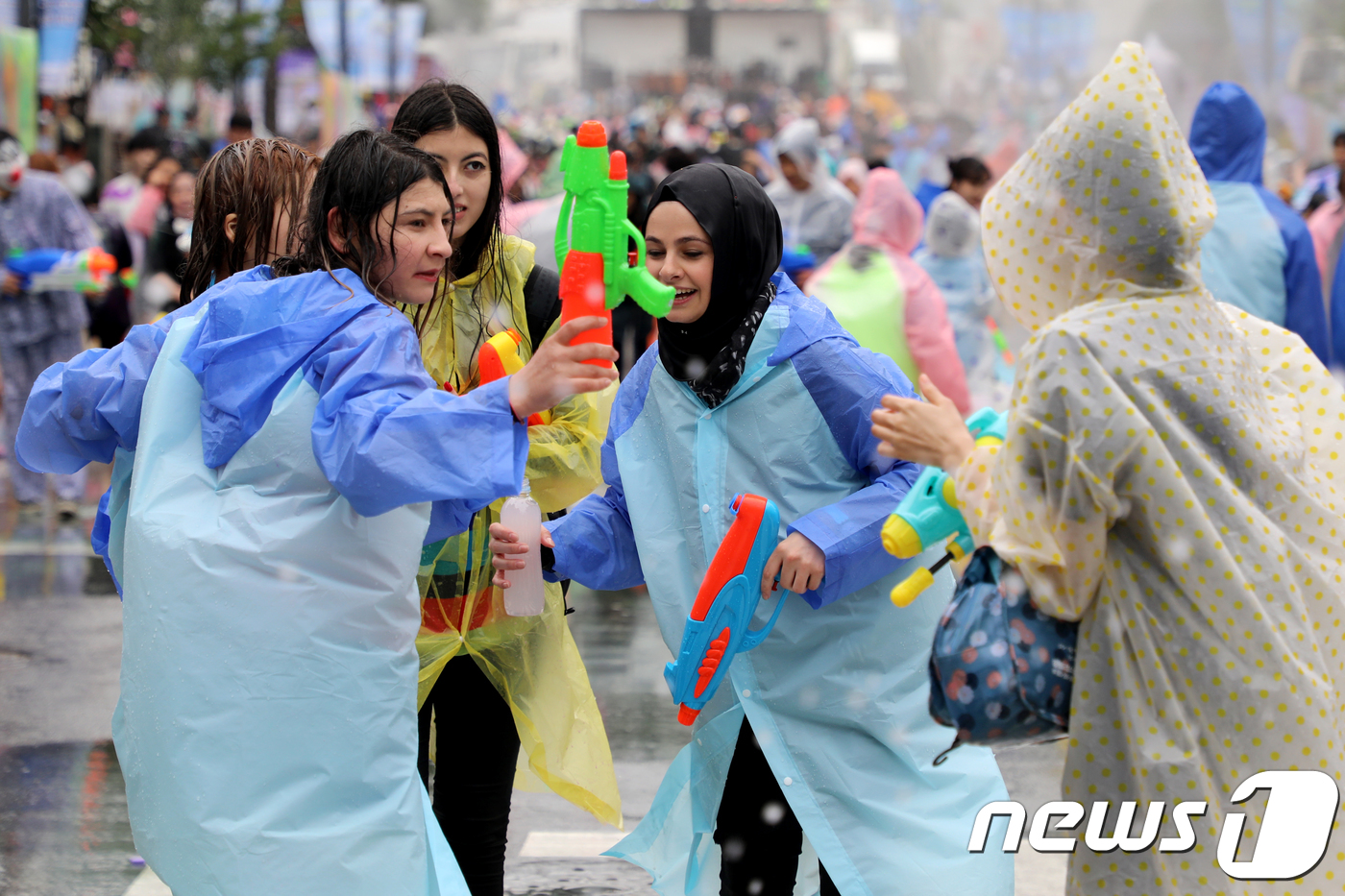 (춘천=뉴스1) 김경석 기자 = 20일 강원 춘천시 중앙로터리 일원에서 열린 마임축제 물의도시 아水(수)라장에서 참가자들과 공연자들이 물싸움을 하며 더위를 식히고 있다. 마임축제는 …