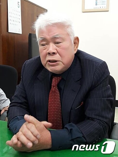 본문 이미지 - 지만원씨에 의해 '제73광수'로 지목당한 지용씨(76)가 19일 광주 5.18기념문화센터에서 임종수 소장을 만나 80년 5월 당시 상황을 증언하고 있다.(5.18기념재단 제공)2018.5.20/뉴스1 ⓒ News1 박준배 기자