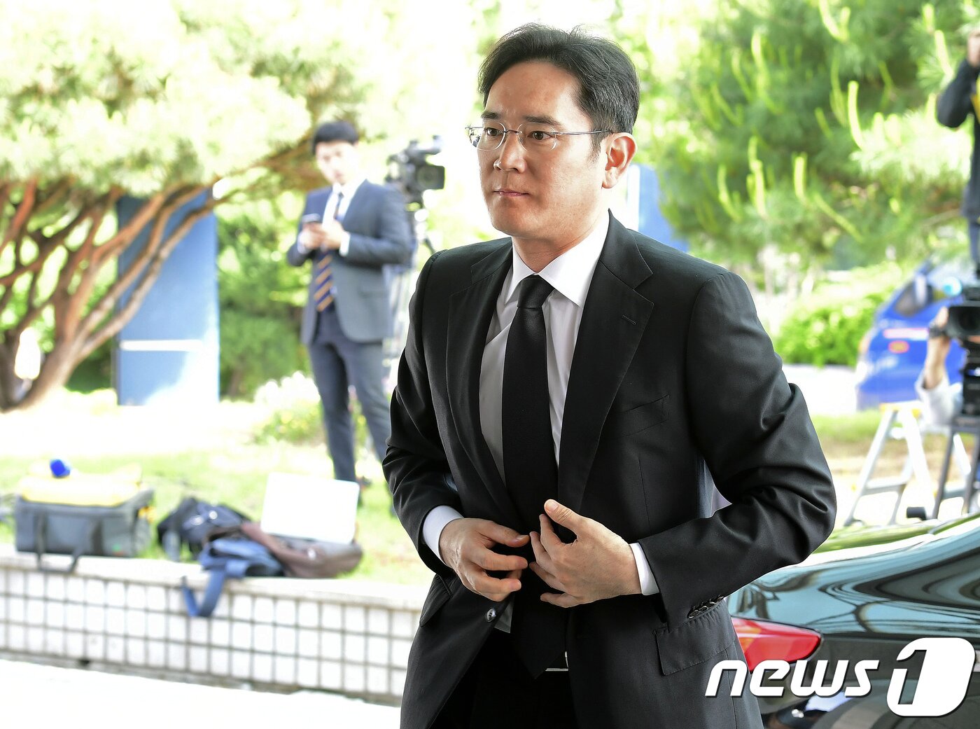 본문 이미지 - 이재용 삼성전자 부회장이 20일 오후 서울 종로구 서울대병원 장례식장에 마련된 LG그룹 구본무 회장의 빈소를 조문하기 위해 들어서고 있다. 2018.5.20/뉴스1 ⓒ News1 허경 기자