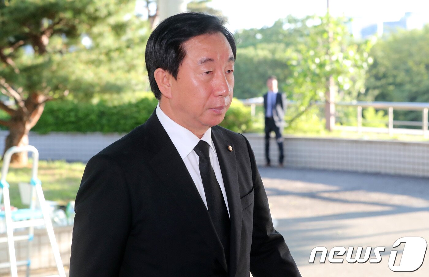 본문 이미지 - 김성태 자유한국당 원내대표가 20일 오후 종로구 서울대병원 장례식장에 마련된 故 구본무 LG그룹 회장의 빈소에 들어서고 있다. 2018.5.20/뉴스1 ⓒ News1 허경 기자