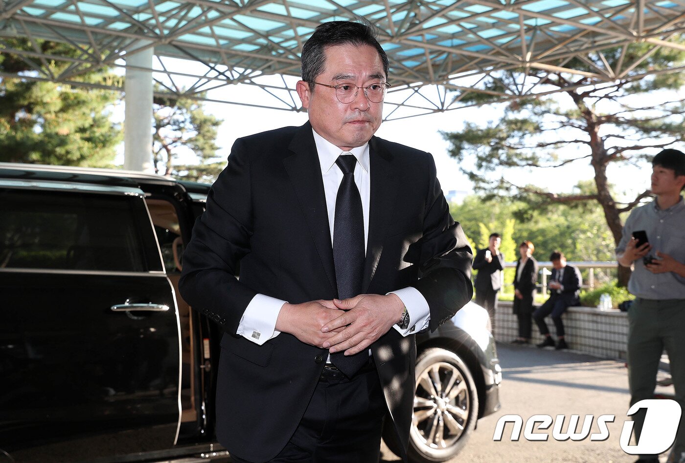 본문 이미지 - 구자열 LS그룹 회장이 20일 오후 종로구 서울대병원 장례식장에 마련된 故 구본무 LG그룹 회장의 빈소에 들어서고 있다. 2018.5.20/뉴스1 ⓒ News1 박세연 기자