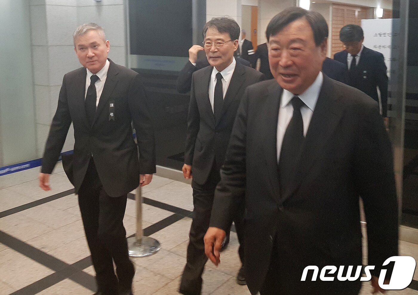 본문 이미지 - 장하성 정책실장이 20일 오후 서울 종로구 서울대학교병원 장례식장에 차려진 구본무 LG 회장 장례식장에서 조문을 마친 뒤 빠져나가고 있다. 사진 왼쪽부터 하현회 LG 대표이사 부회장, 장하성 정책실장, 이희범 LG상사 고문. 2018.5.20/뉴스1 ⓒ News1 주성호
