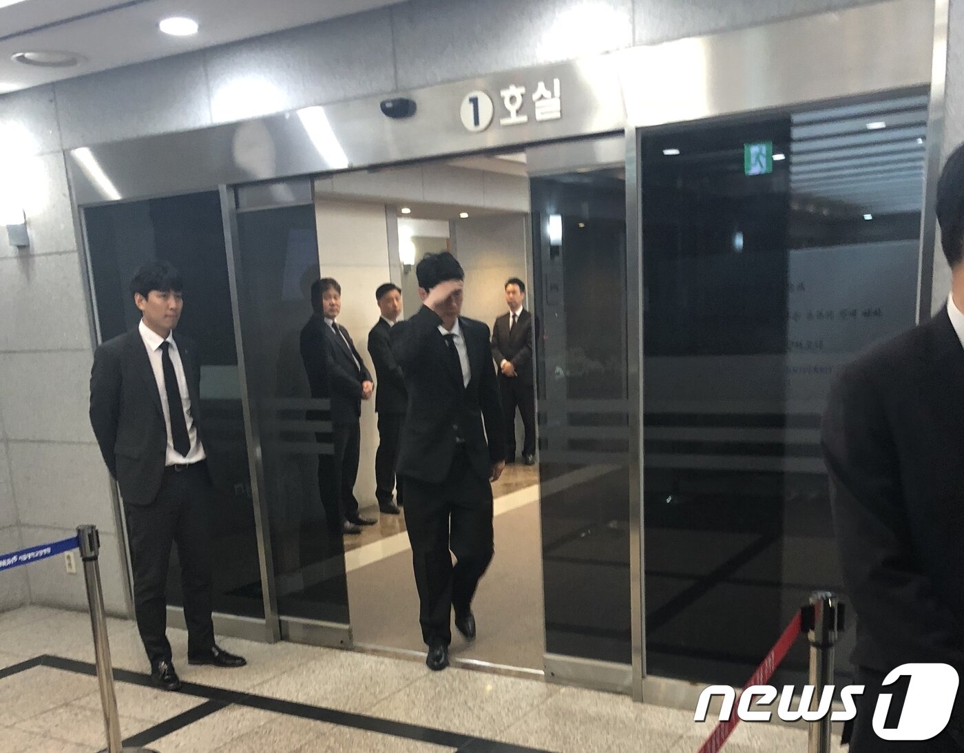 본문 이미지 - 박지성 대한축구협회 유스전략본부장이 20일 오후 서울 종로구 서울대병원 장례식장에 차려진 고(故) 구본무 LG 회장 빈소에서 조문을 마치고 빠져나가고 있다. 2018.5.20 ⓒ News1